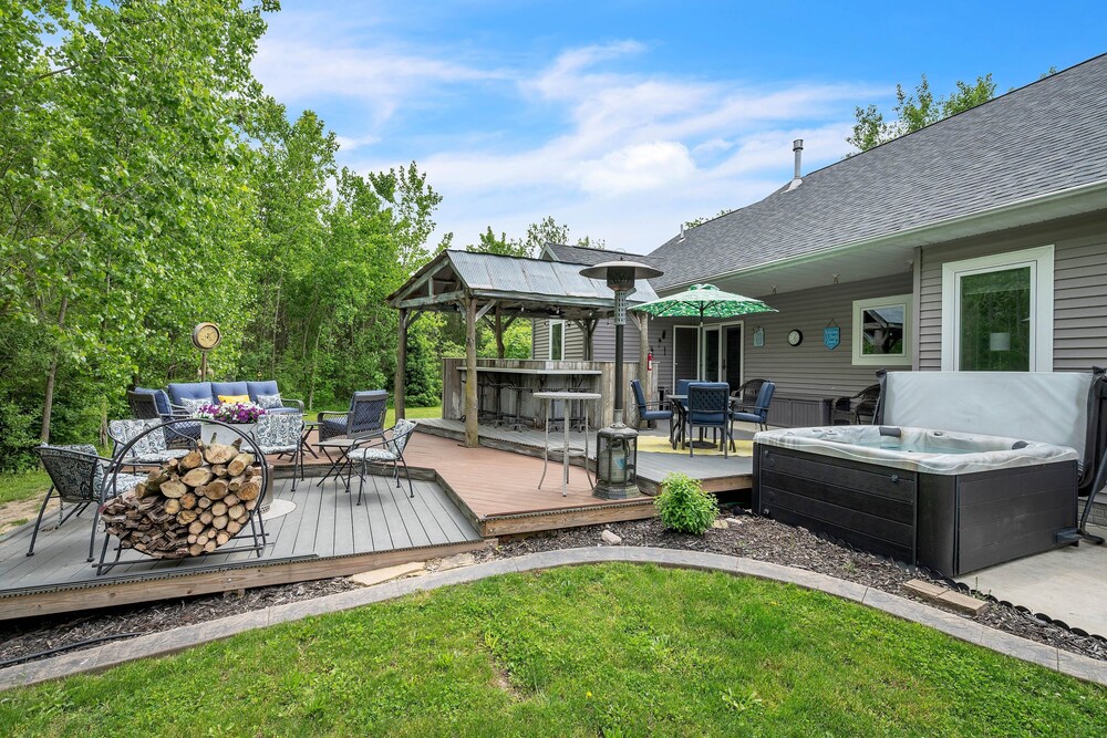 Lakeside Retreat With Hot Tub & Game Room 3 Bedroom Home