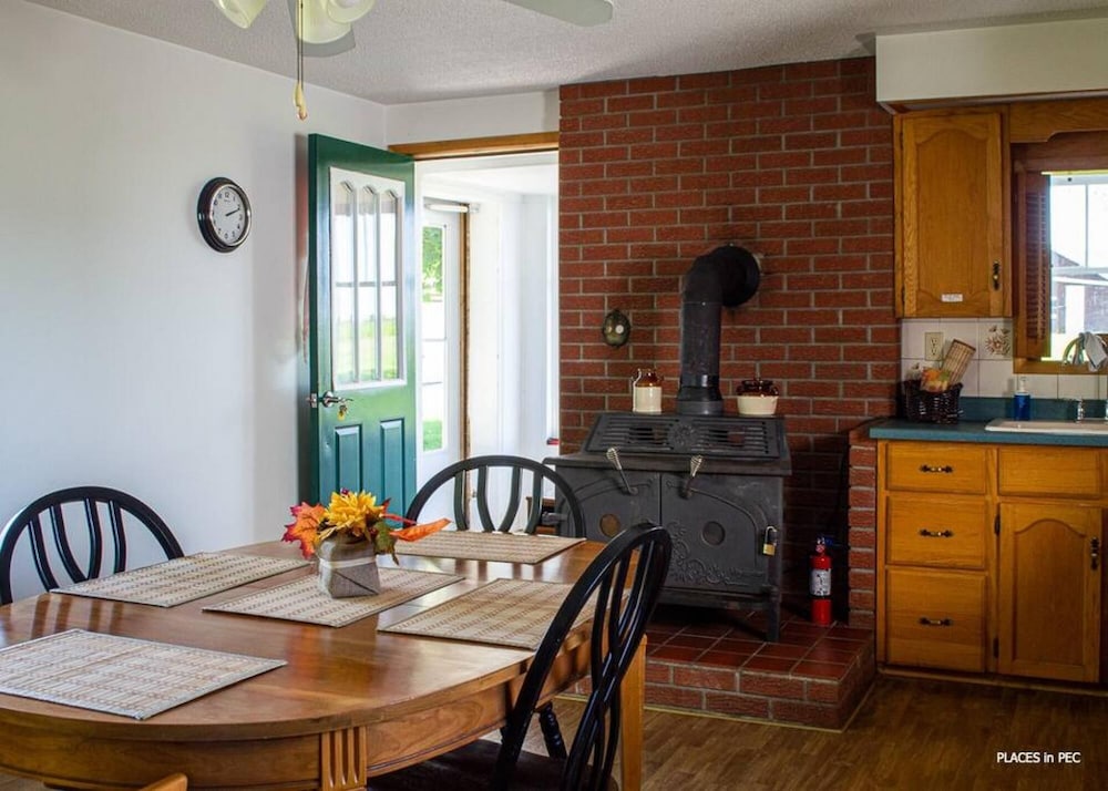 Farmhouse PEC - Centrally Located in PEC