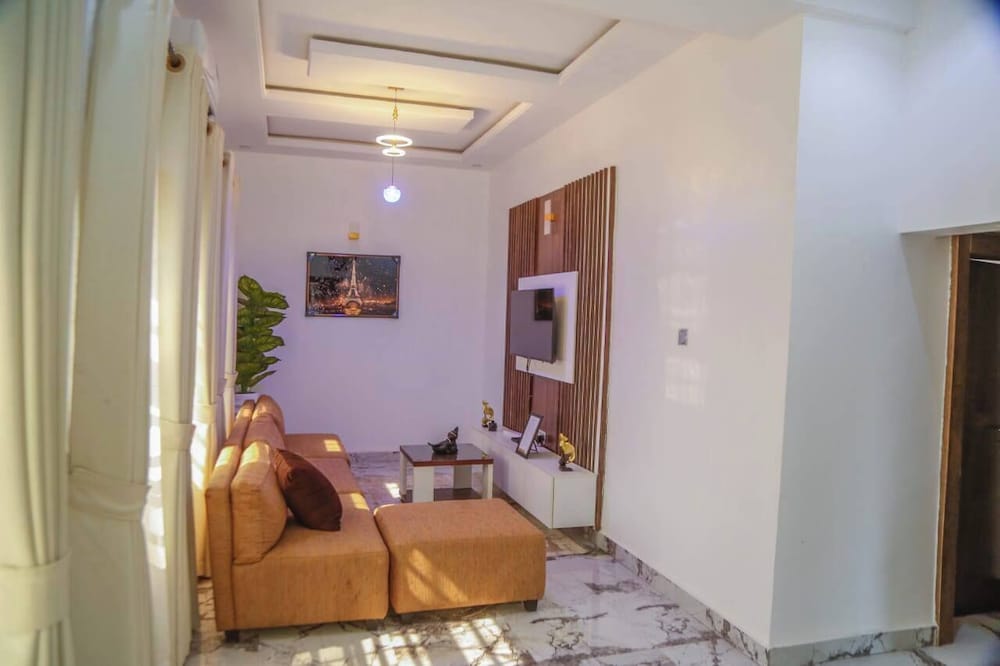 Clifford Apartment