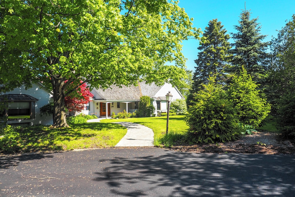 2 Living Areas, Tennis! Waterfront Suttons Bay Gem view 4