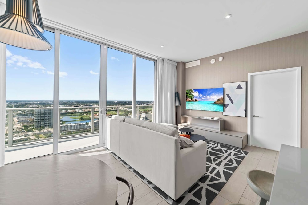 2BR Ocean Penthouse: Private Terrace & Hot Tub