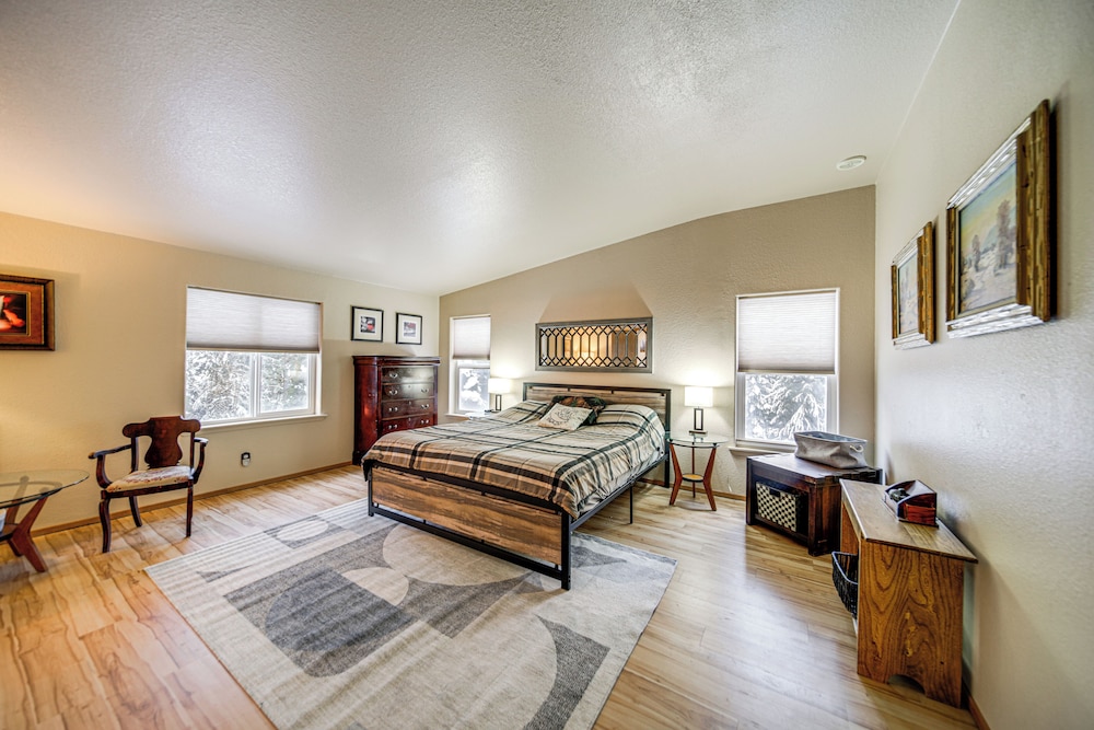 11 Acres of Adventure! Woodsy Mead Stay w/ Trails