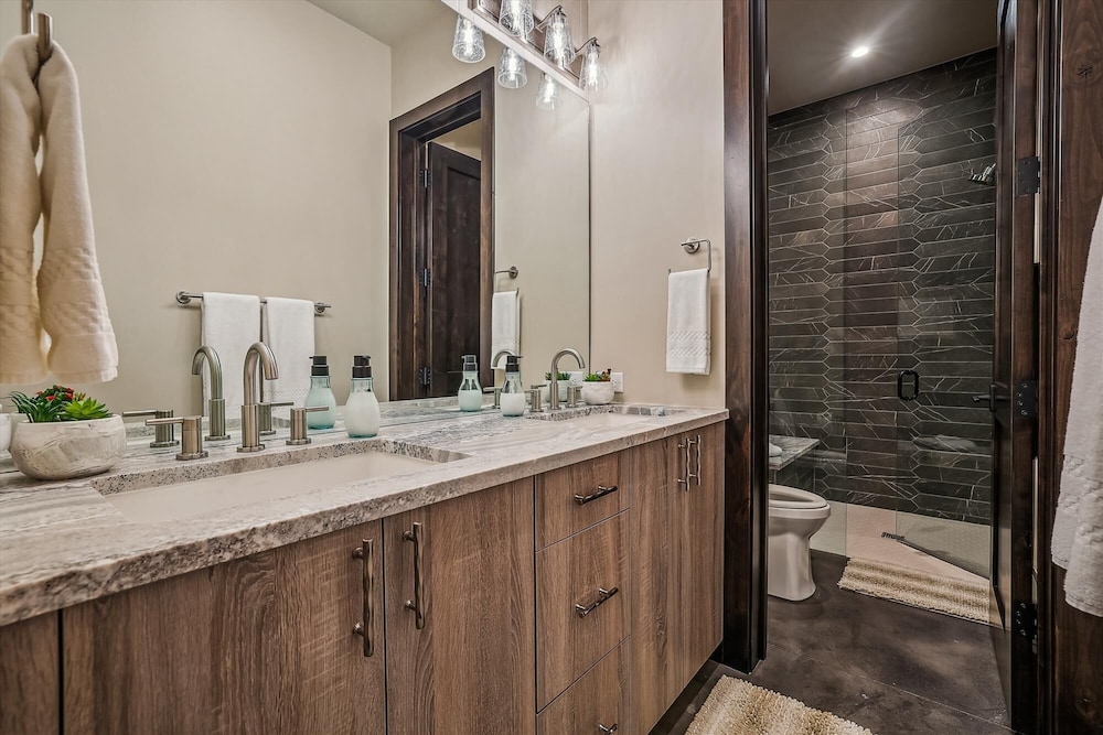 The Crowne Summit 6 Bedroom Home