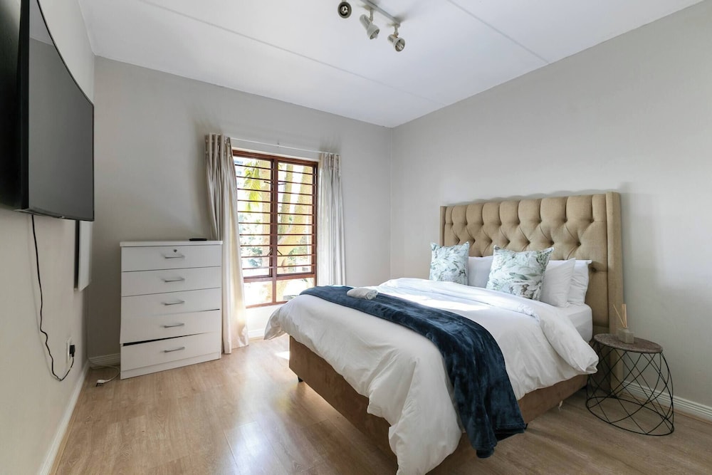 2bed in Sandton City