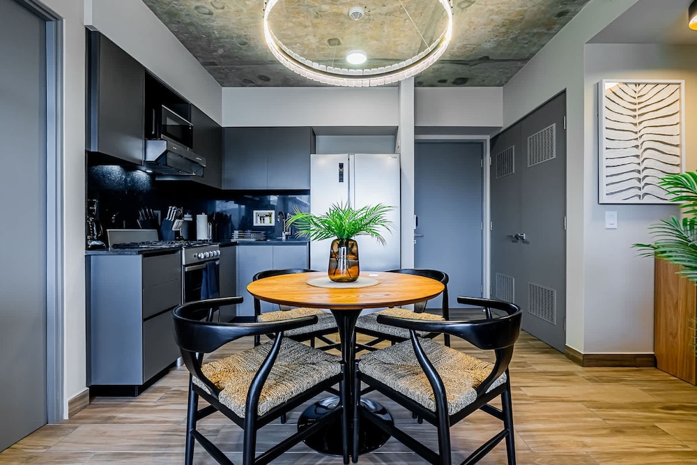 w Trendy 2BR w Balcony in the Heart of Centriqo