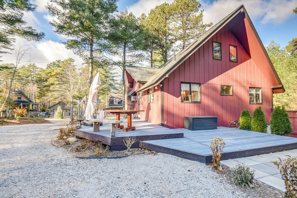 Charming Tamworth Cabin w/ Grill & Fireplace view 3