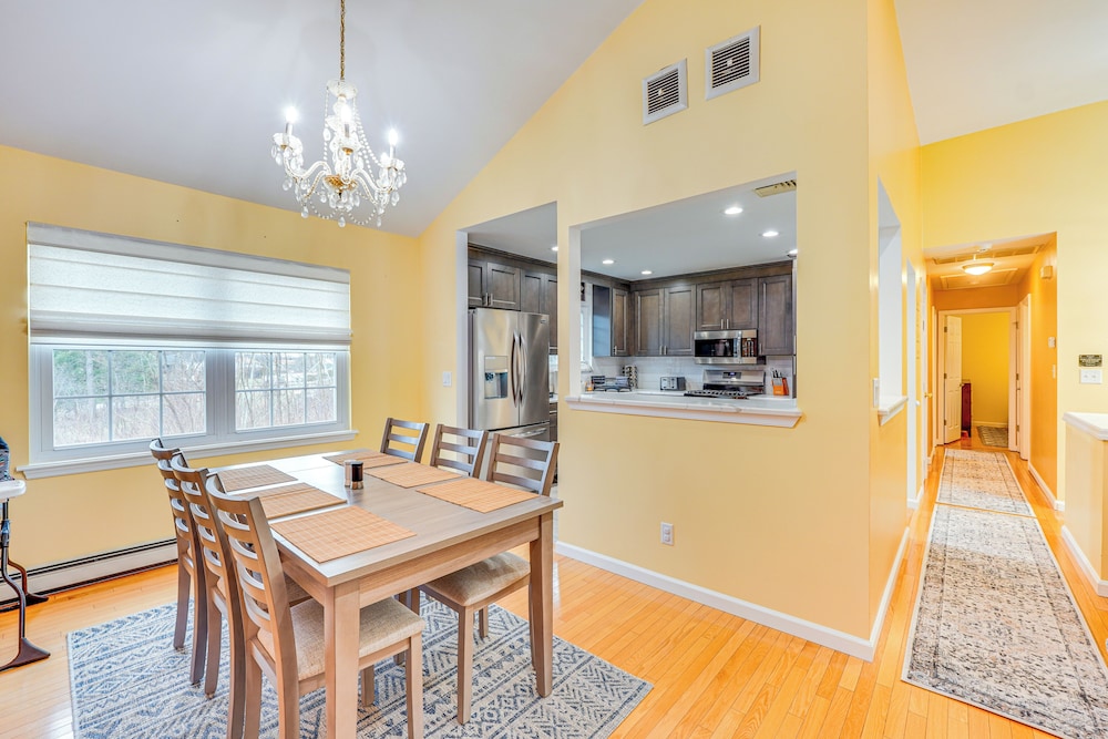 4 Mi to Hudson River: Cozy Newburgh Home!
