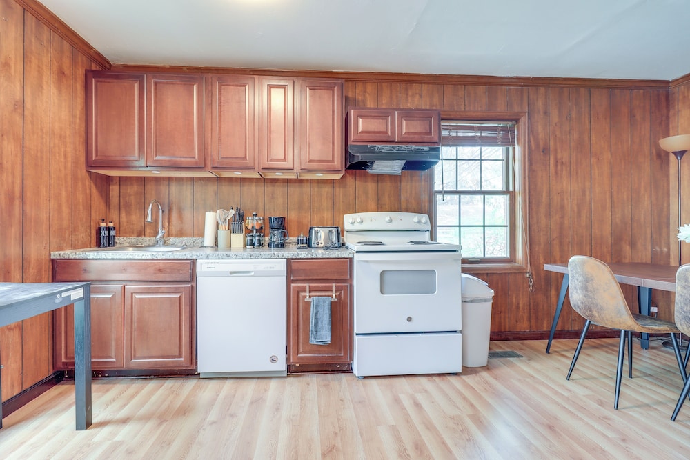 7 Mi to Downtown: Cozy West Toledo Apt w/ Yard