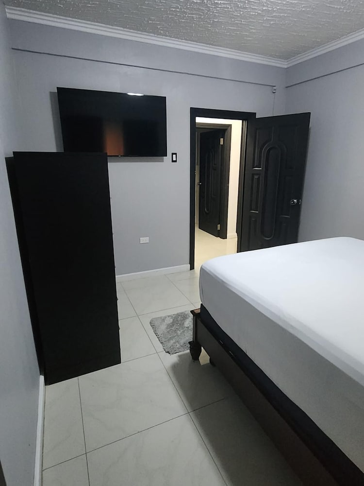 Impeccable 2-bed Apartment in Kingston With Pool view 3