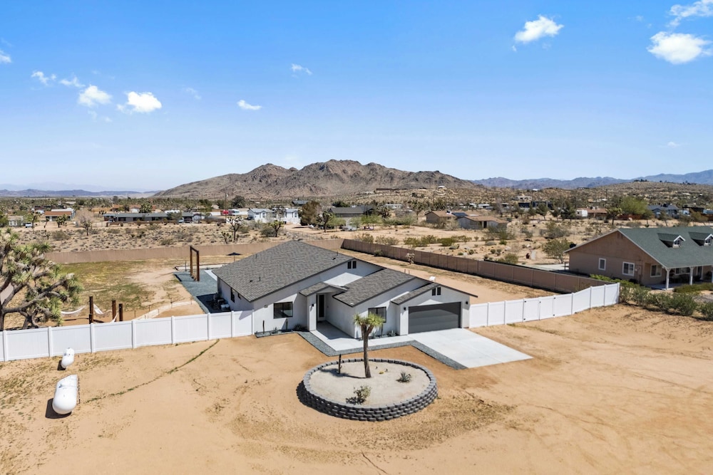 Bocce, Pool+spa, Game Room, Firepit Modern Oasis Yucca Haven by Avantstay