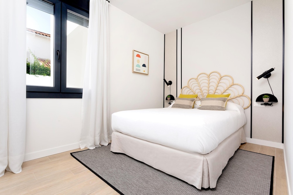 Beautiful 1 bd With 2 Private Terraces Pool and Parking Arruzafa III