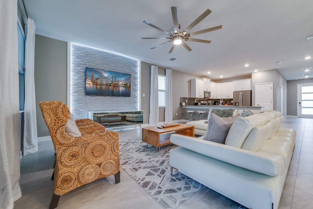 9 Bedroom Family Friendly Retreat - Private Pool