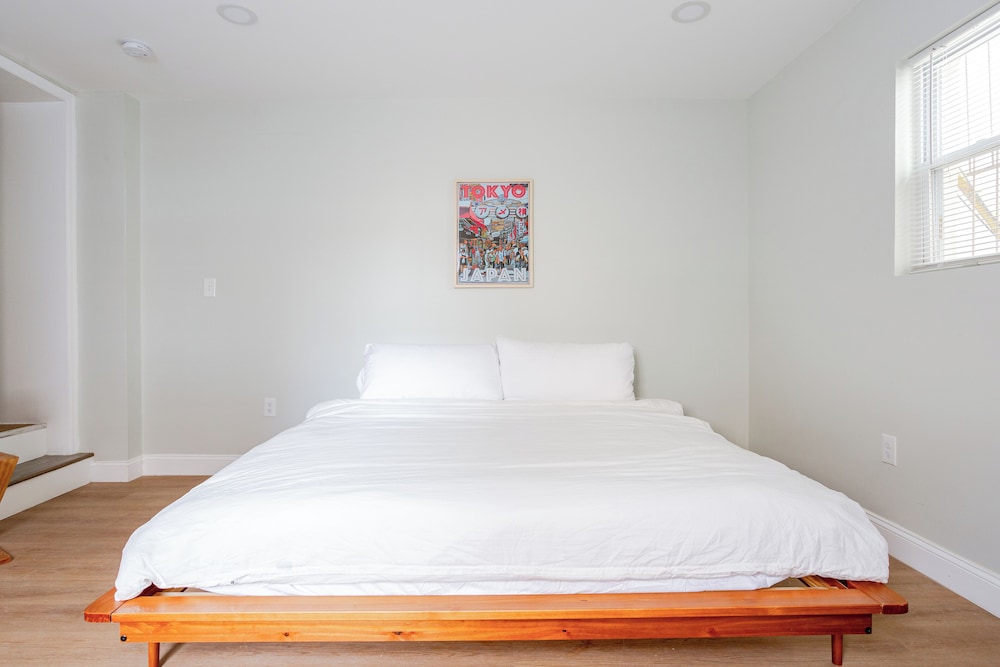 Stylish Minimalist Stay in City Center
