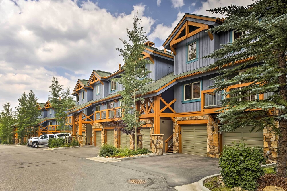 Breckenridge Condo: Hot Tub Access & Close to Ski! view 2