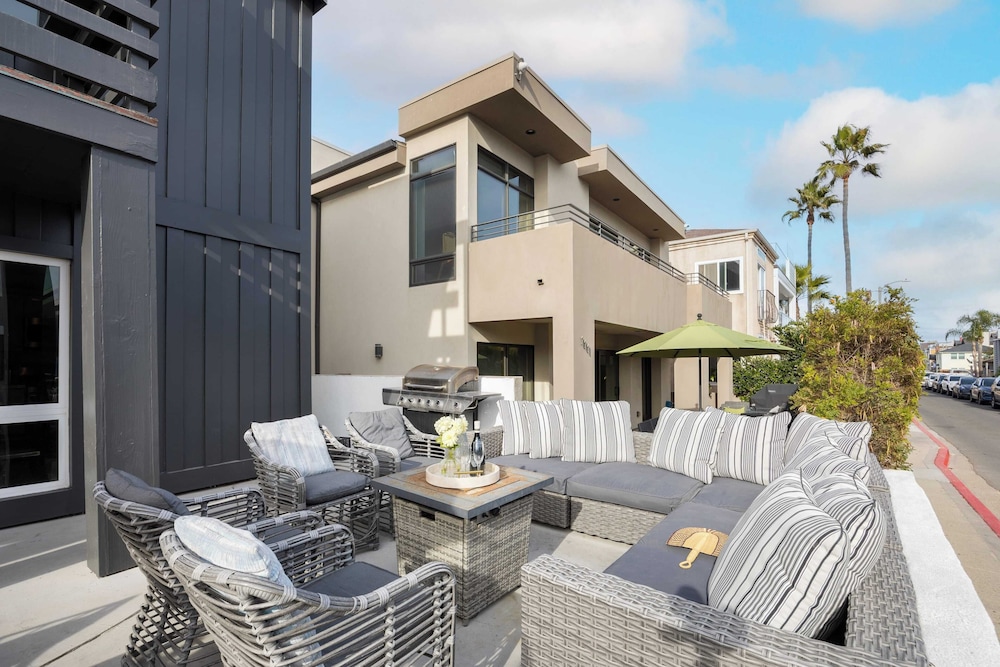 Sleeps 18 Steps to the Beach, Shops & Eateries Ocean Views, Patio, Fire Pit