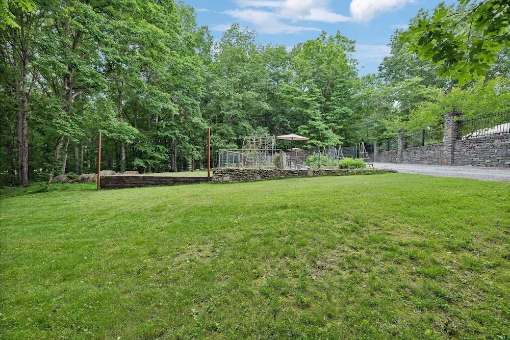 35 Acre Villa w/ Pool, Spa, Wine Cellar & Gym + Near Golf Club La Pearla Ranch by Avantstay