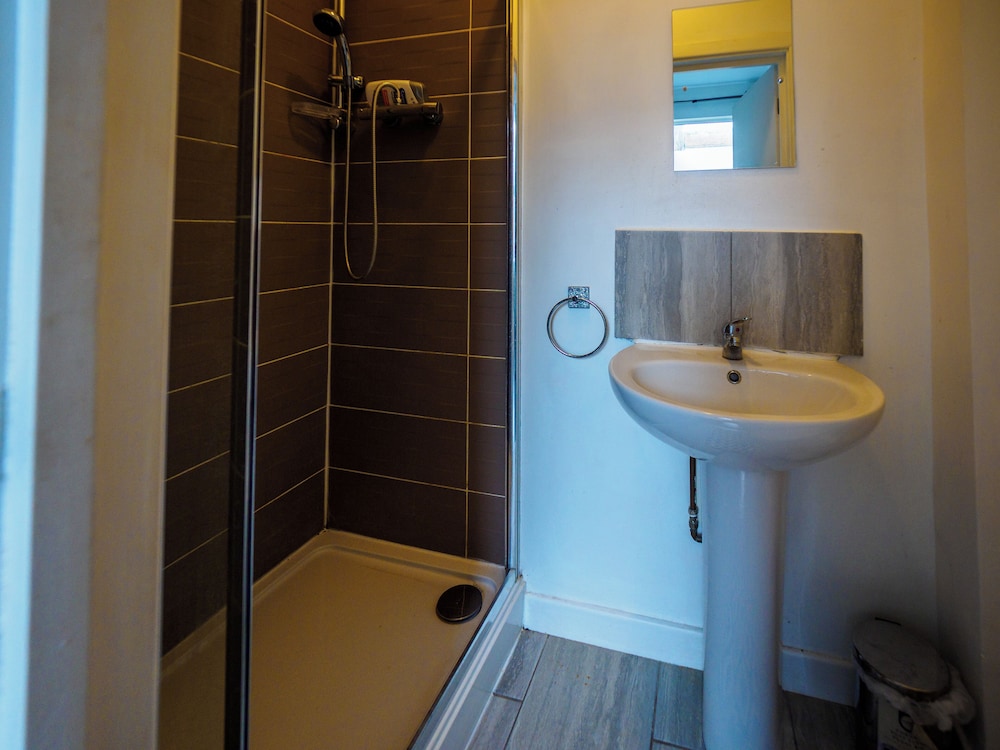 Ensuite1 Woodhouse private bath 2kitchen