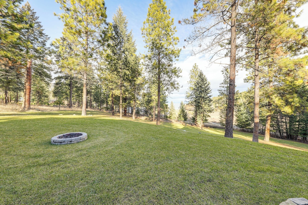 Deck + Views: Scenic Group Getaway in Lakeside!