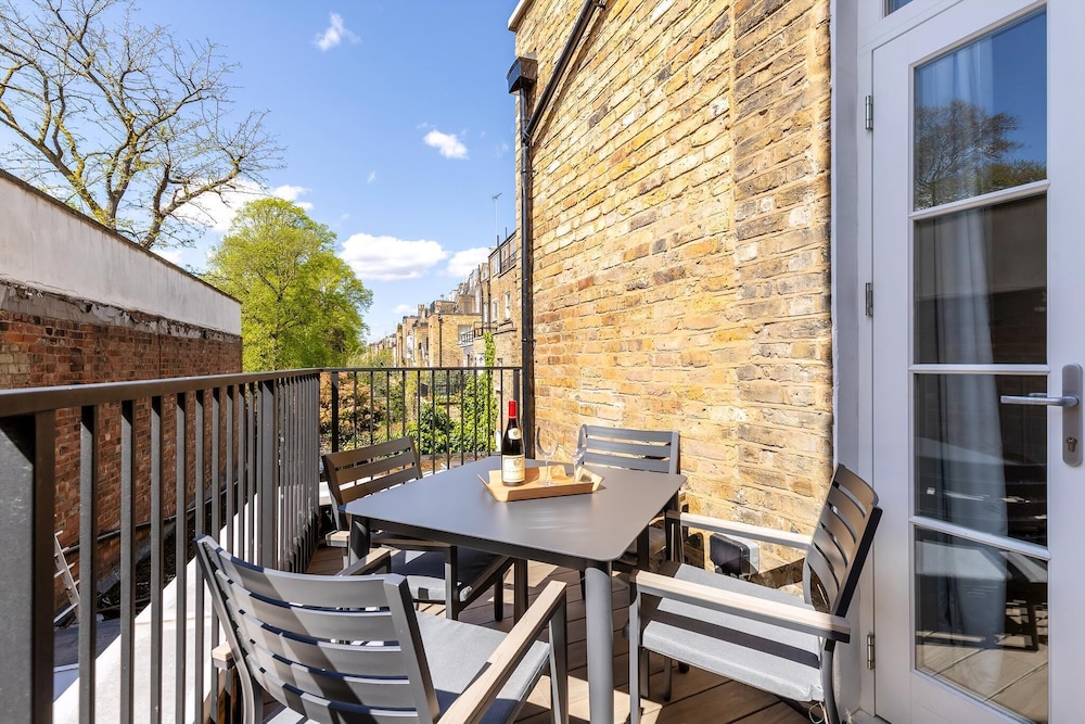Bright & Elegant Chelsea Getaway: Private Balcony!