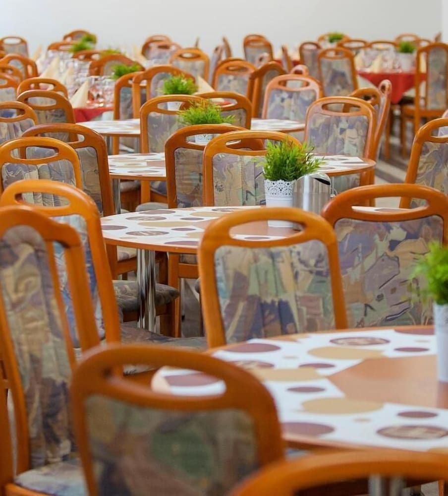 FREE PARKING, FREE BREAKFAST, only 15 minutes to City Center