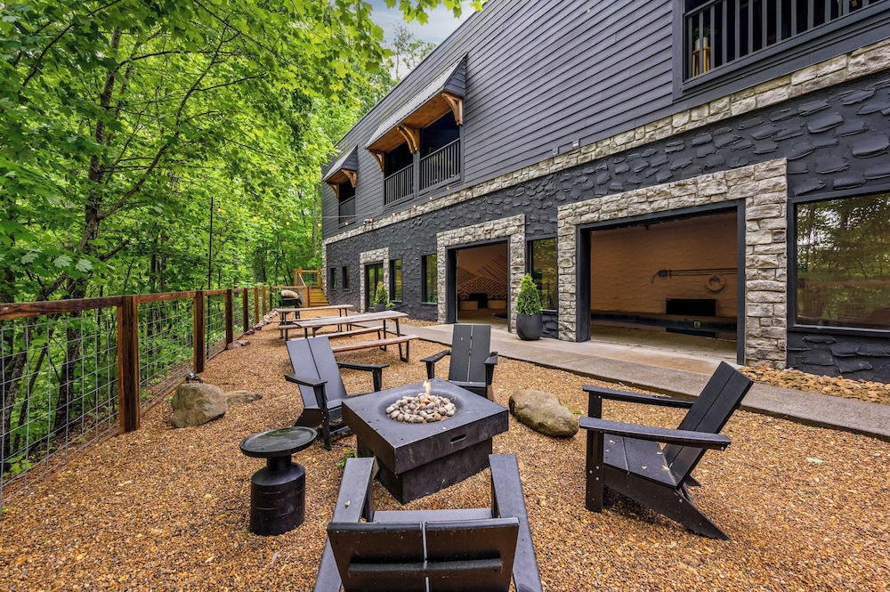 Indoor Heated Pool, Game Room, Hot Tub, Firepits & Spacious Lodge Perfect for Families, Groups & Friends 2 Firefly Mountain Suites by Avantstay