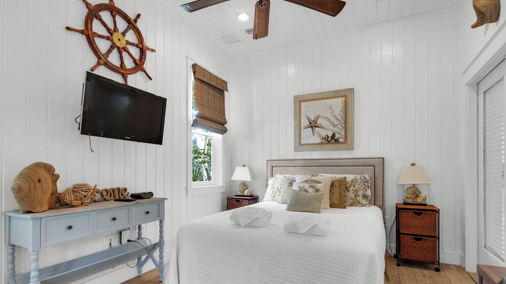 Charming Beach Cottage, 2 Pools and Tennis Access + Free Attraction Tickets!