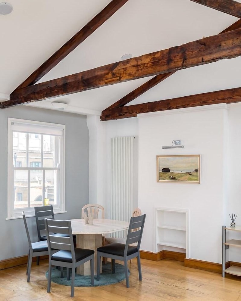 Specious Family Kensington 5-bed House, Sleeps 12