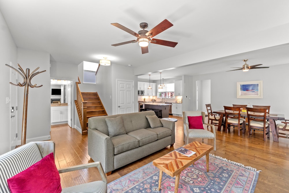 Modern Home W/garage Near SLU JZ Vacation Rentals