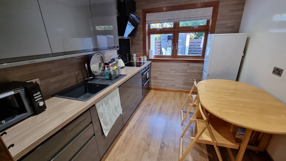 Captivating 1-bed Apartment in Edinburgh view 3