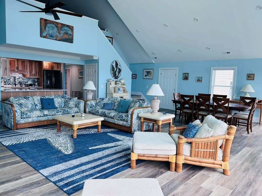 Serenity's Star 4 Bedroom Home by RedAwning
