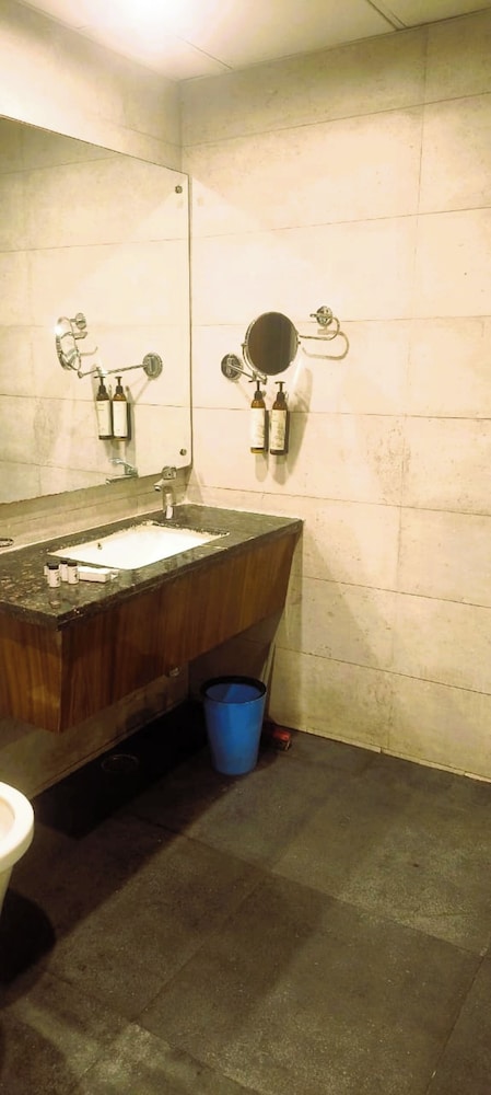 Hotel President Chintpurni
