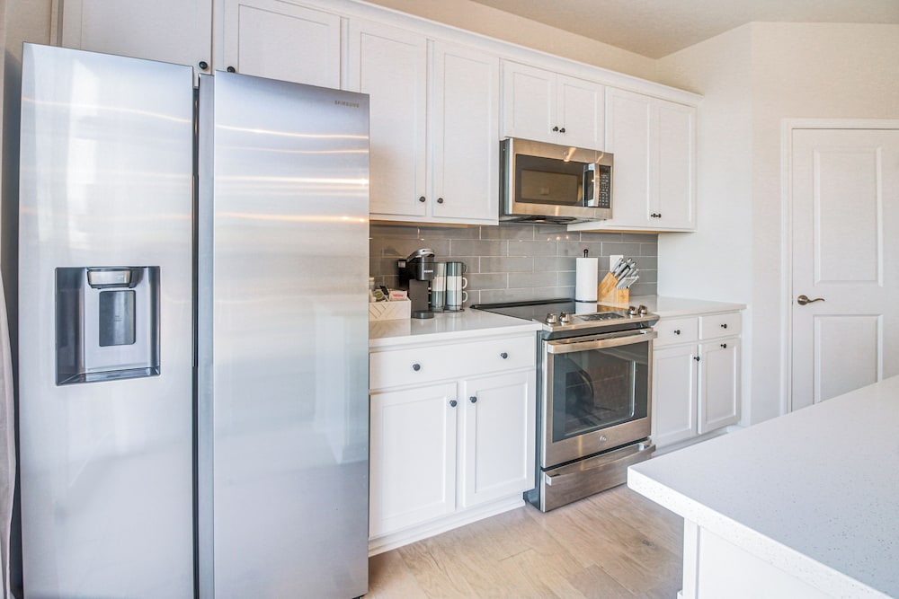7 Mi to Uptown: Townhouse w/ Patio in Charlotte!