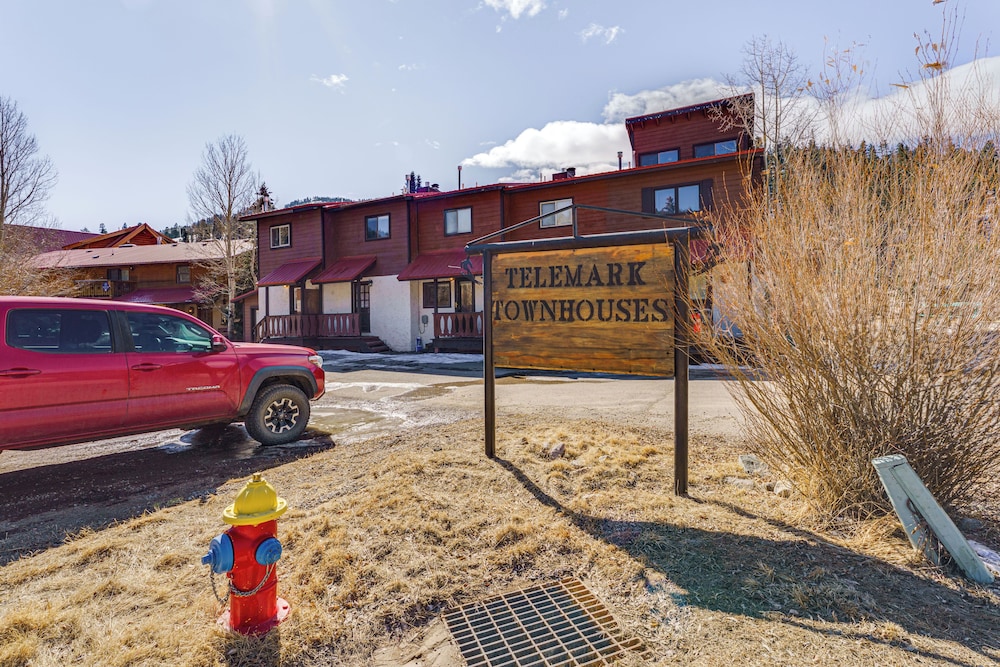 < Half-mi to Red River Ski Area: Townhome w/ Patio