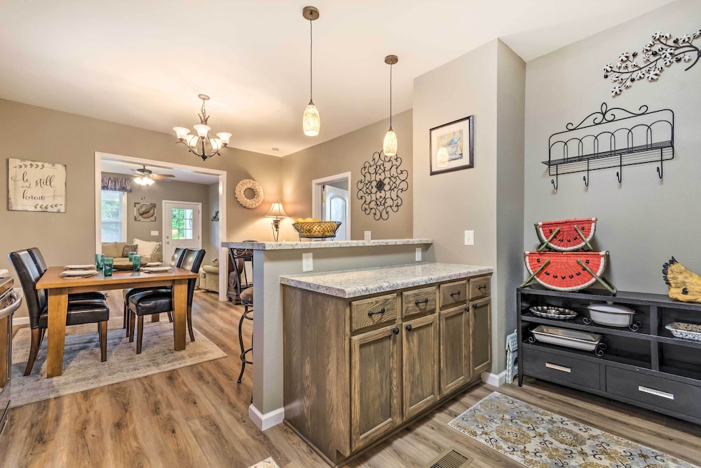 Remodeled Dtwn Hot Springs Home w/ Porch! view 5