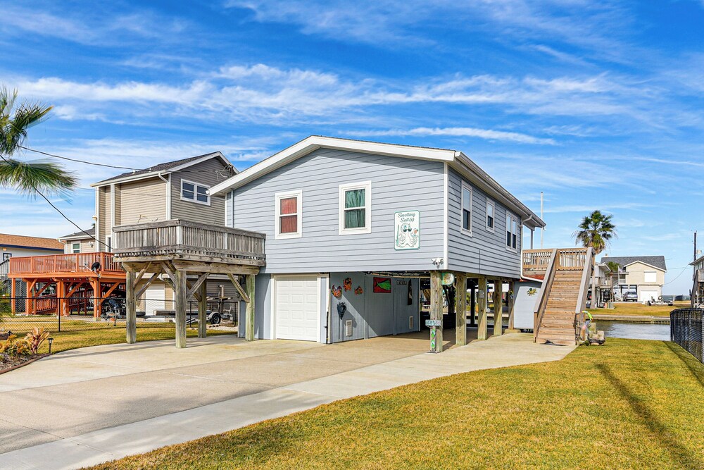 Canal-front Gem in Galveston: Fish, Crab & Unwind