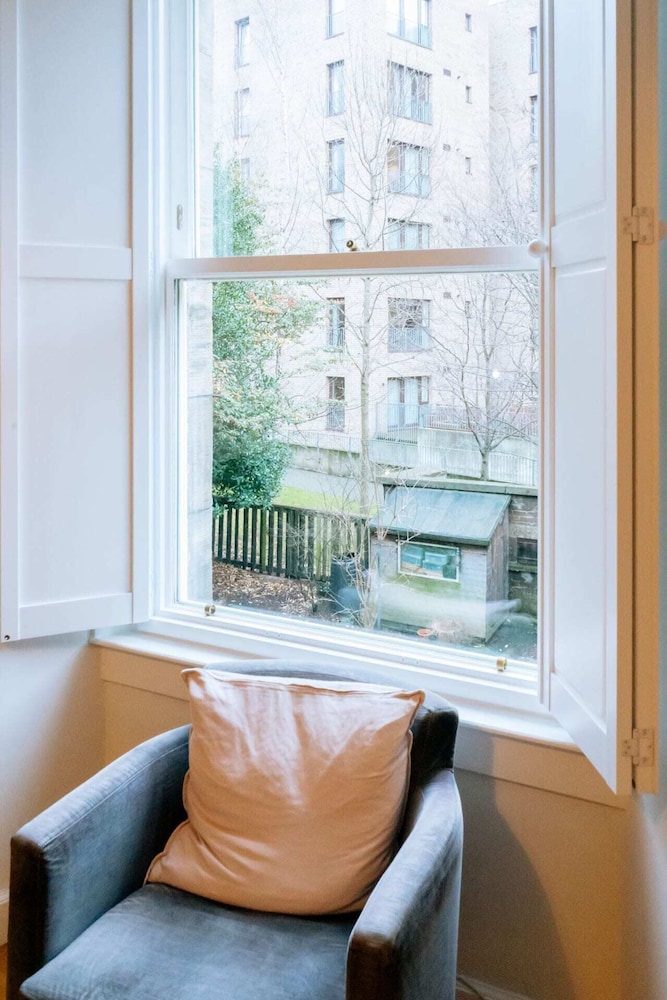 Stylish and Central Flat in Edinburgh view 4
