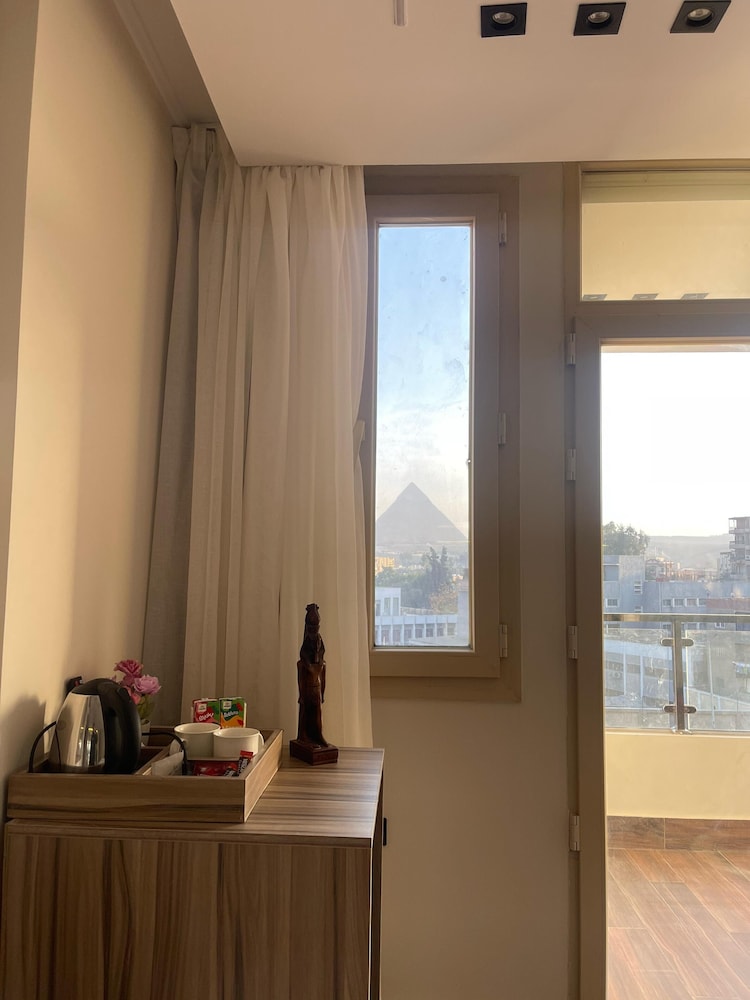 Roone Pyramids View Inn