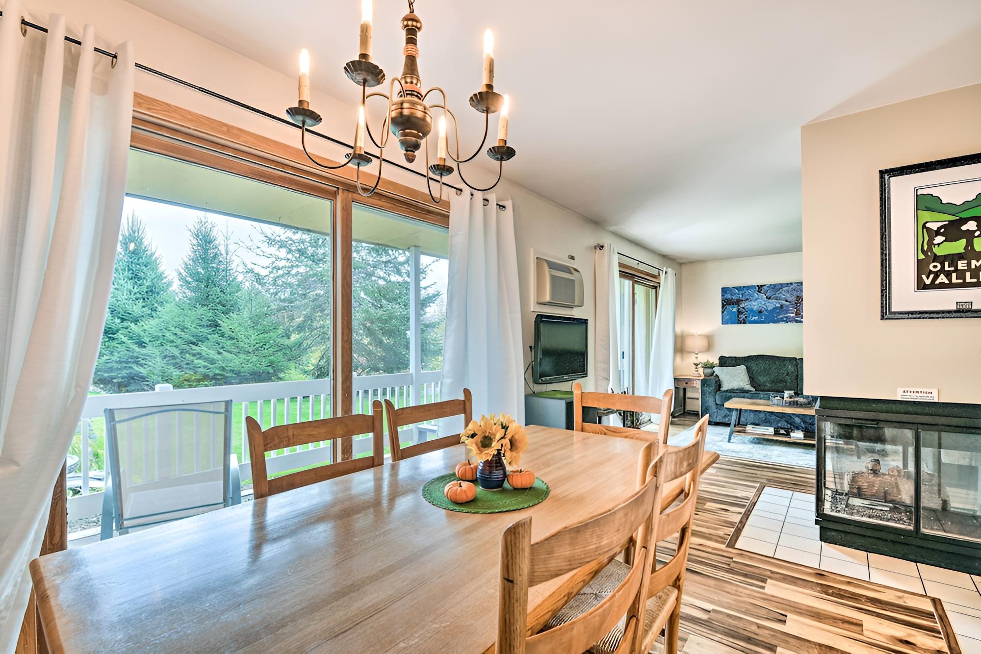 Cozy Stowe Condo w/ Amenities < 6 Mi to Slopes!