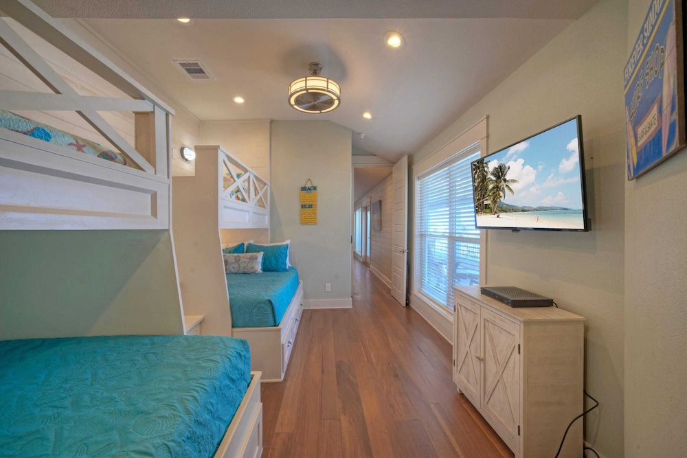 Trout Street Buyout 3 Port A Marina-front Homes Water Views + Pet-friendly Options 16 Guests