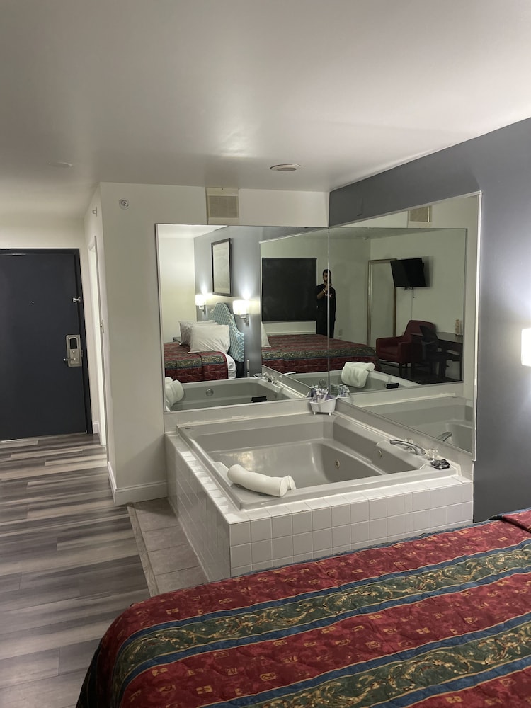 Vineland Vacations - Greenwoods Inn  Suites - Property Image 5