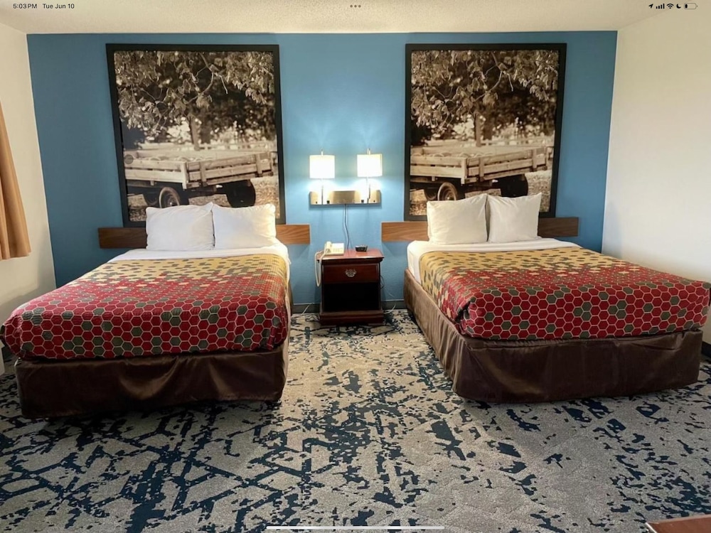 Lamoni Inn & Suites