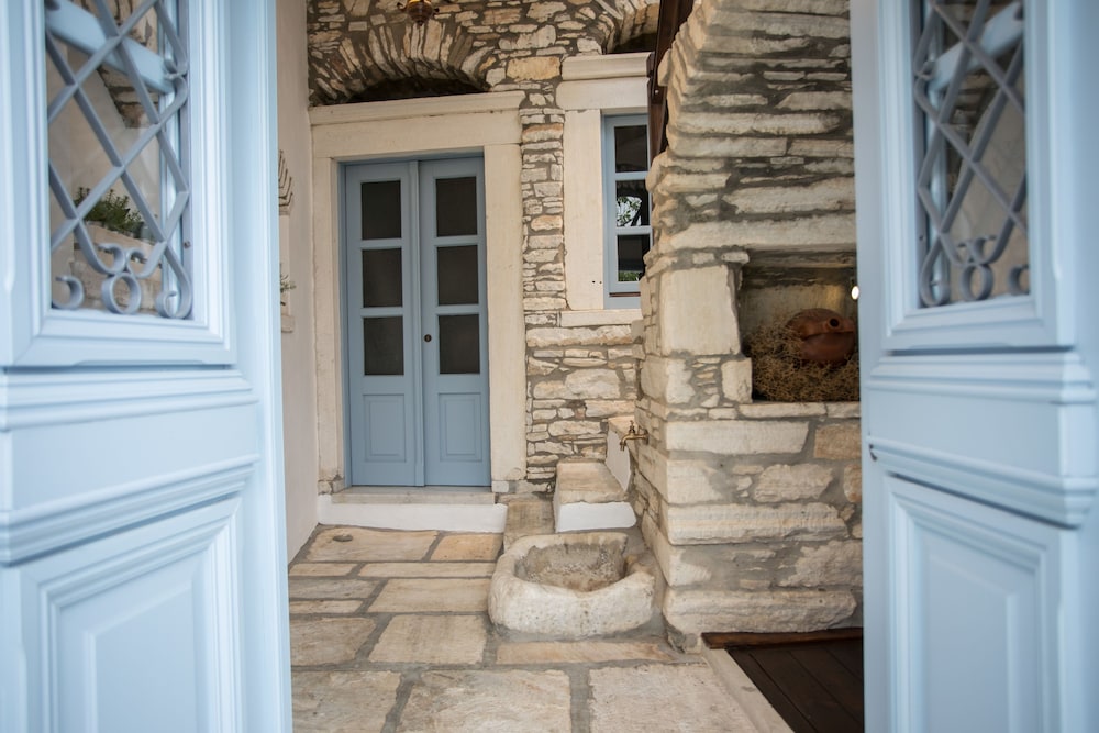 Traditional Inn Pirethron