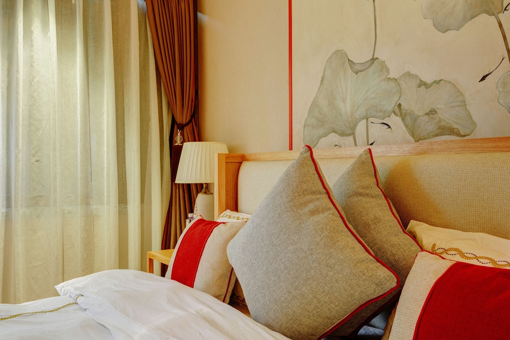 ISVARA Culture Homestay Suites