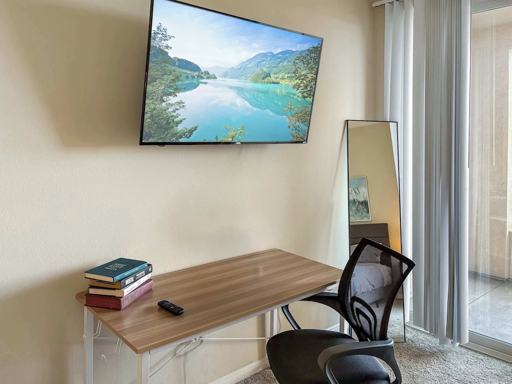 Charming 2BR Retreat Pool Gym 10min to Disneyland