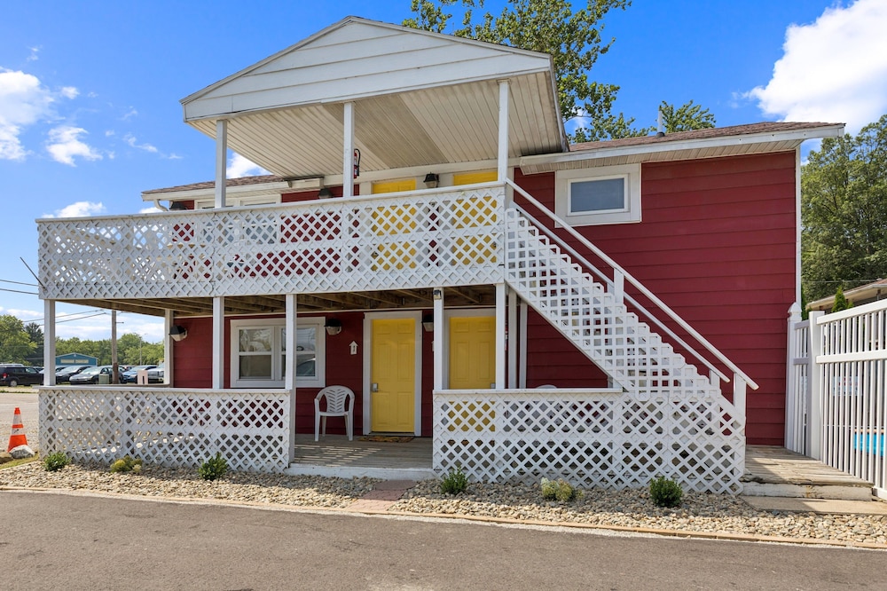 Dave's Last Resort Poolside - Long Stay Discount - Comforting Cabin 2 1 Bedroom Hotel Room
