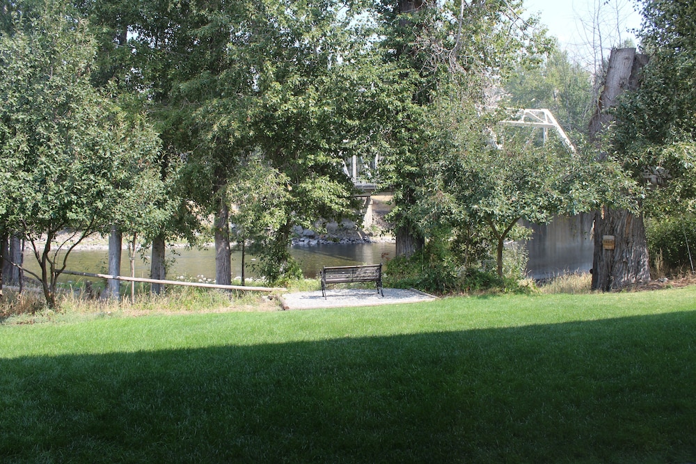 Methow River Lodge & Cabins