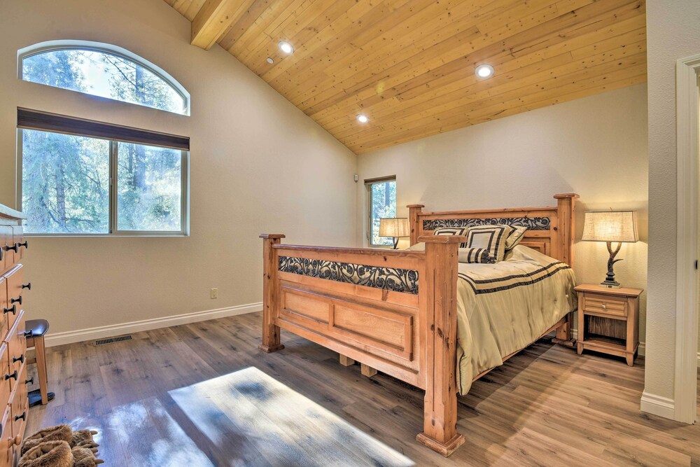 Cozy Pine Mountain Club Cabin w/ Large Deck view 2