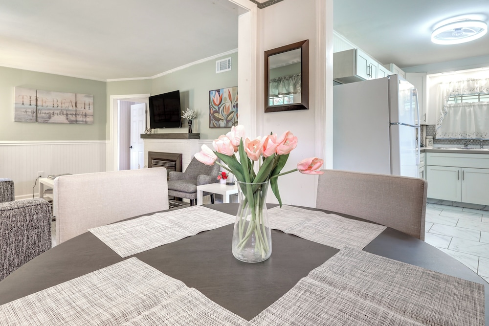 Cozy Cape Cod Cottage < 2 Mi to Beach!