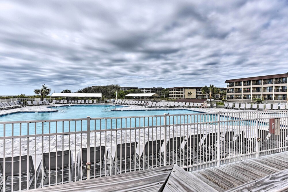 Hilton Head Resort Condo w/ 4 Pools: Walk to Beach