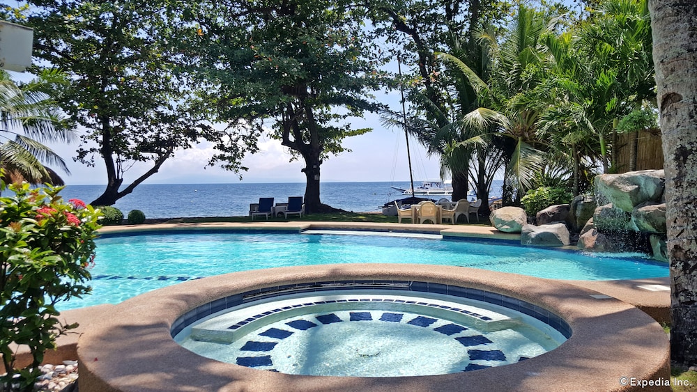 Mike's Dauin Beach Resort